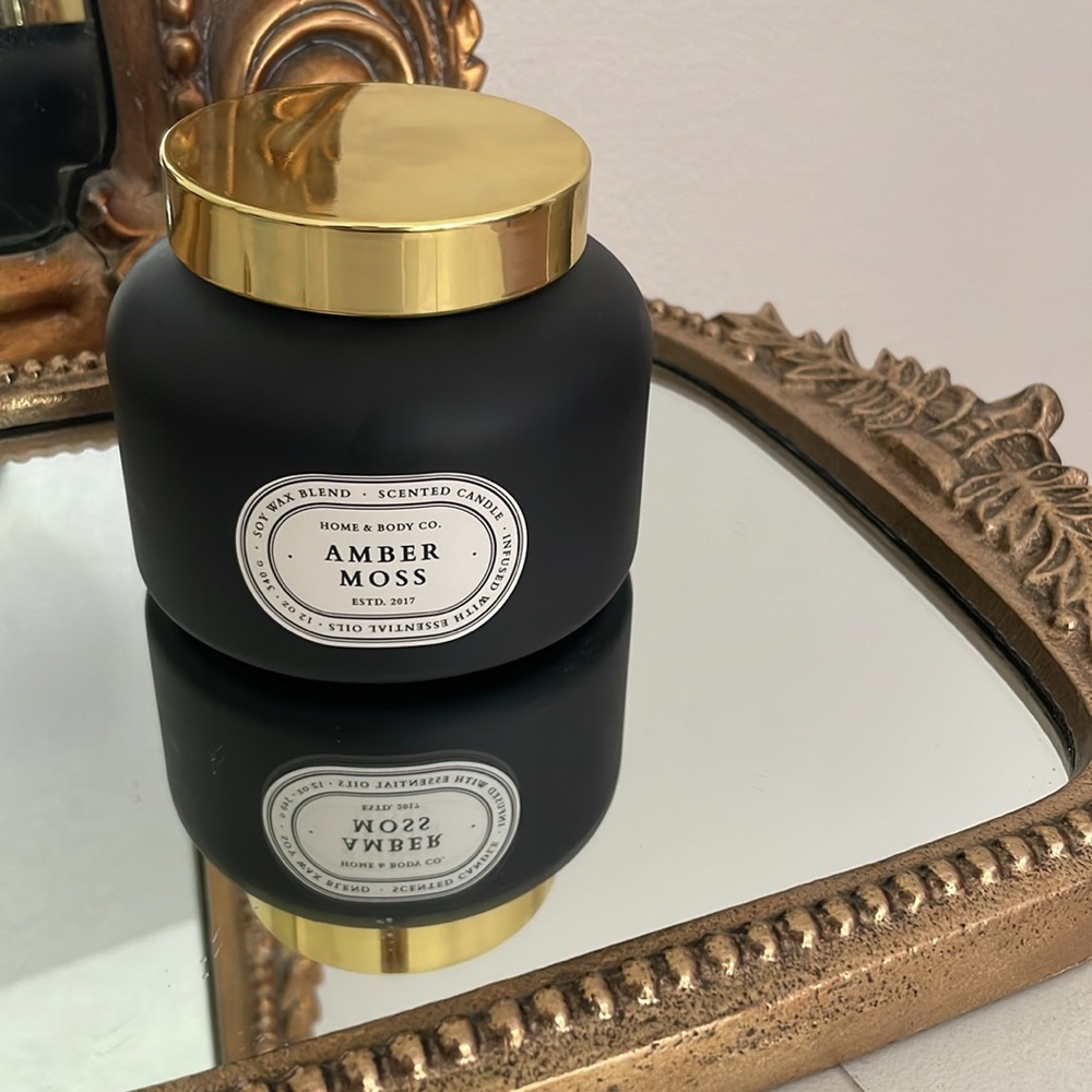 Amber Moss Scented Candle with Gold Lid